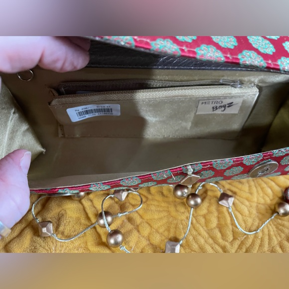 Unique Metro Bagz Cylinder Clutch Bag Purse Great Magnetic Closures Gold Red - Picture 4 of 5